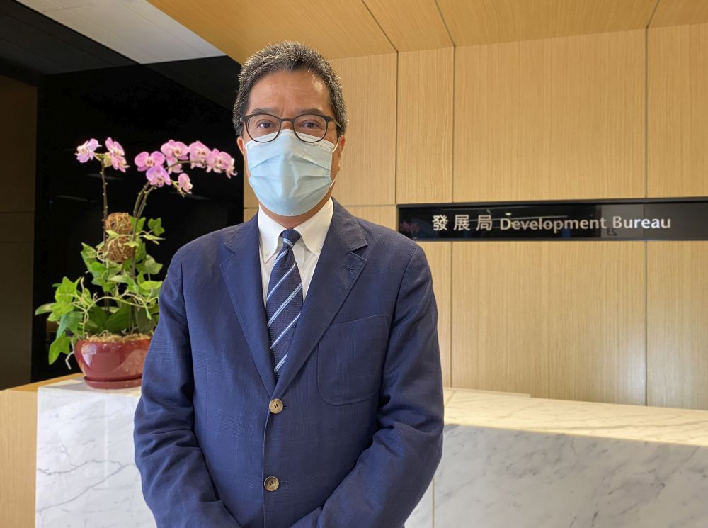 發展局局長黃偉綸說，政府採用「組裝合成」（MiC）建築技術興建多個檢疫營舍，提升香港應對疫情的能力，其中，竹篙灣第二期檢疫營舍剛於9月中落成。