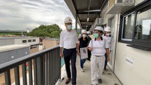 發展局局長黃偉綸（前排左）視察竹篙灣第二期檢疫營舍工程。前排右為承建商代表。