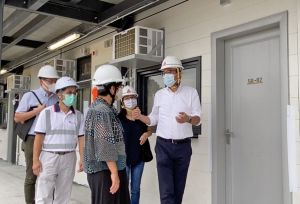 發展局局長黃偉綸（右）參觀了部分檢疫營舍單位。