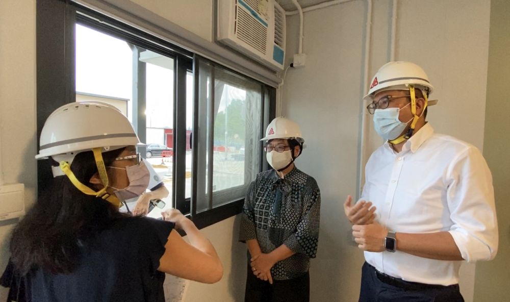 發展局局長黃偉綸（右）參觀了部分檢疫營舍單位。
