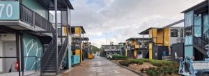 竹篙灣第二期檢疫營舍大樓外牆配上不同顏色和圖案，用以分作不同區域，亦為營舍帶來生氣。