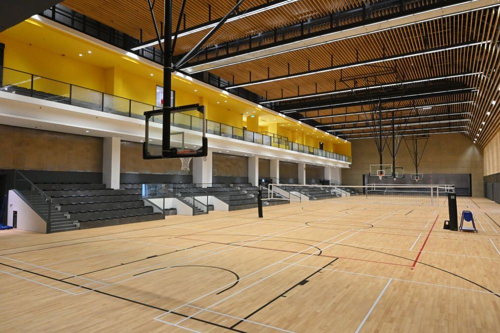 車公廟體育館提供多樣化的康體設施，包括多用途主場（可用作兩個籃球場或兩個排球場或八個羽毛球場）、乒乓球室、舞蹈室等。