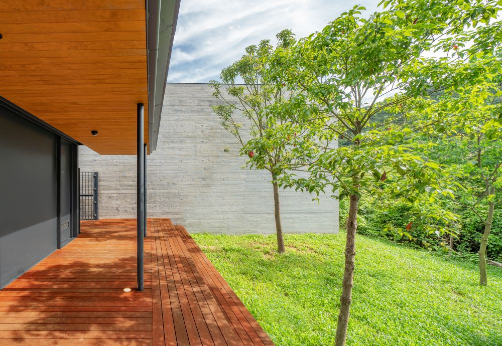 辦事處後設置有蓋的長廊、小庭院等。各式的迴廊和庭院緊湊地交織，演繹傳統村落穿梭於小巷當中的氣氛。