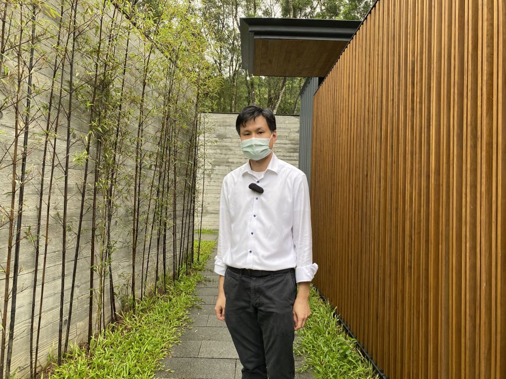 辦事處後設置有蓋的長廊、小庭院等。各式的迴廊和庭院緊湊地交織，演繹傳統村落穿梭於小巷當中的氣氛。