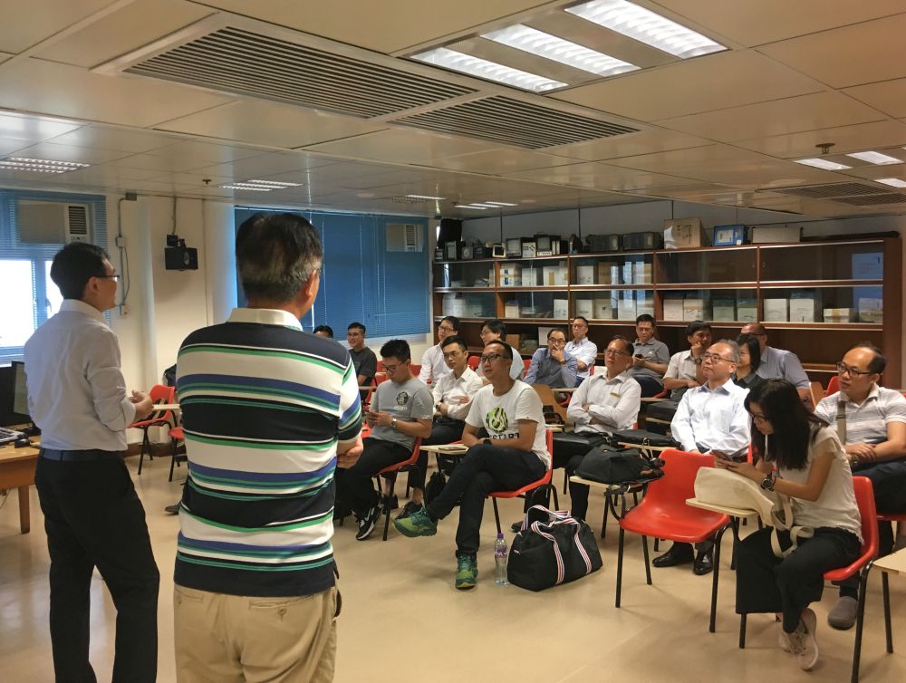 水務署一直透過不同渠道，例如圖中的簡介會，提高業主和物業管理公司對屋苑私人公用喉管作主動測漏及維修的意識。