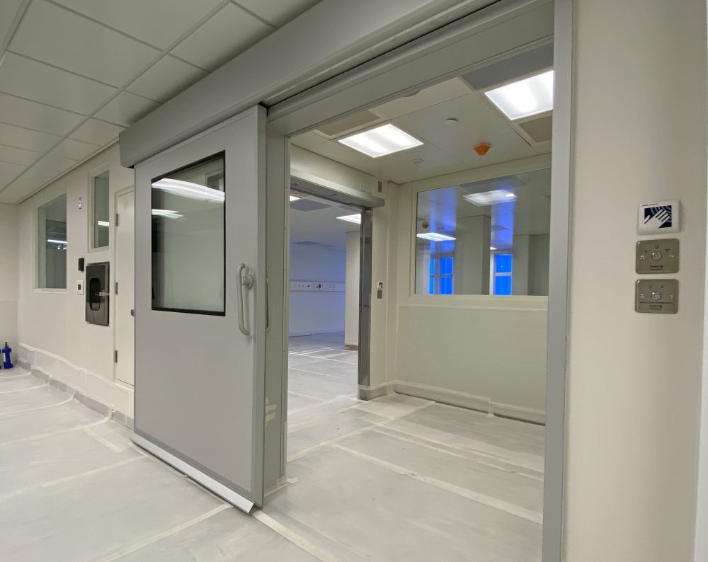 病房入口設有雙重門的緩衝間，以阻隔空氣傳播路徑。