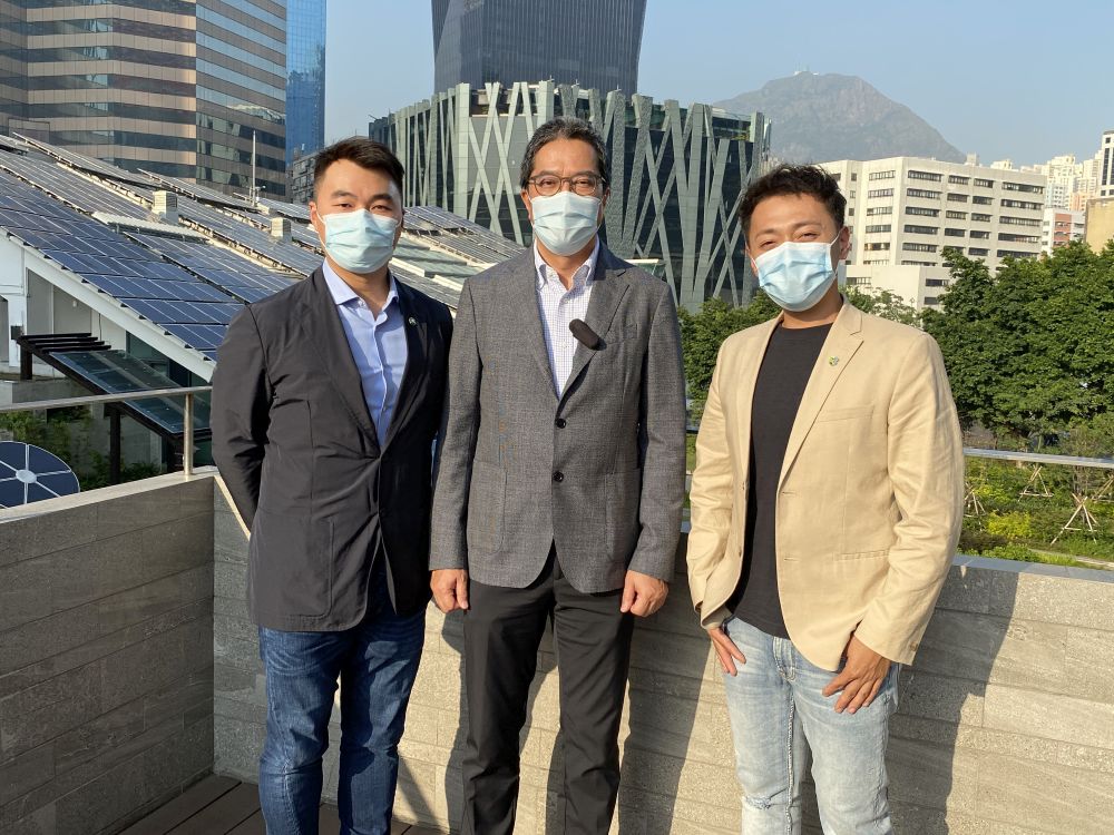 發展局局長黃偉綸（中）邀請兩位建造業傑出青年—黃偉倫Michael（左）和郭志仁Will（右），分享他們投身建造業的故事。
