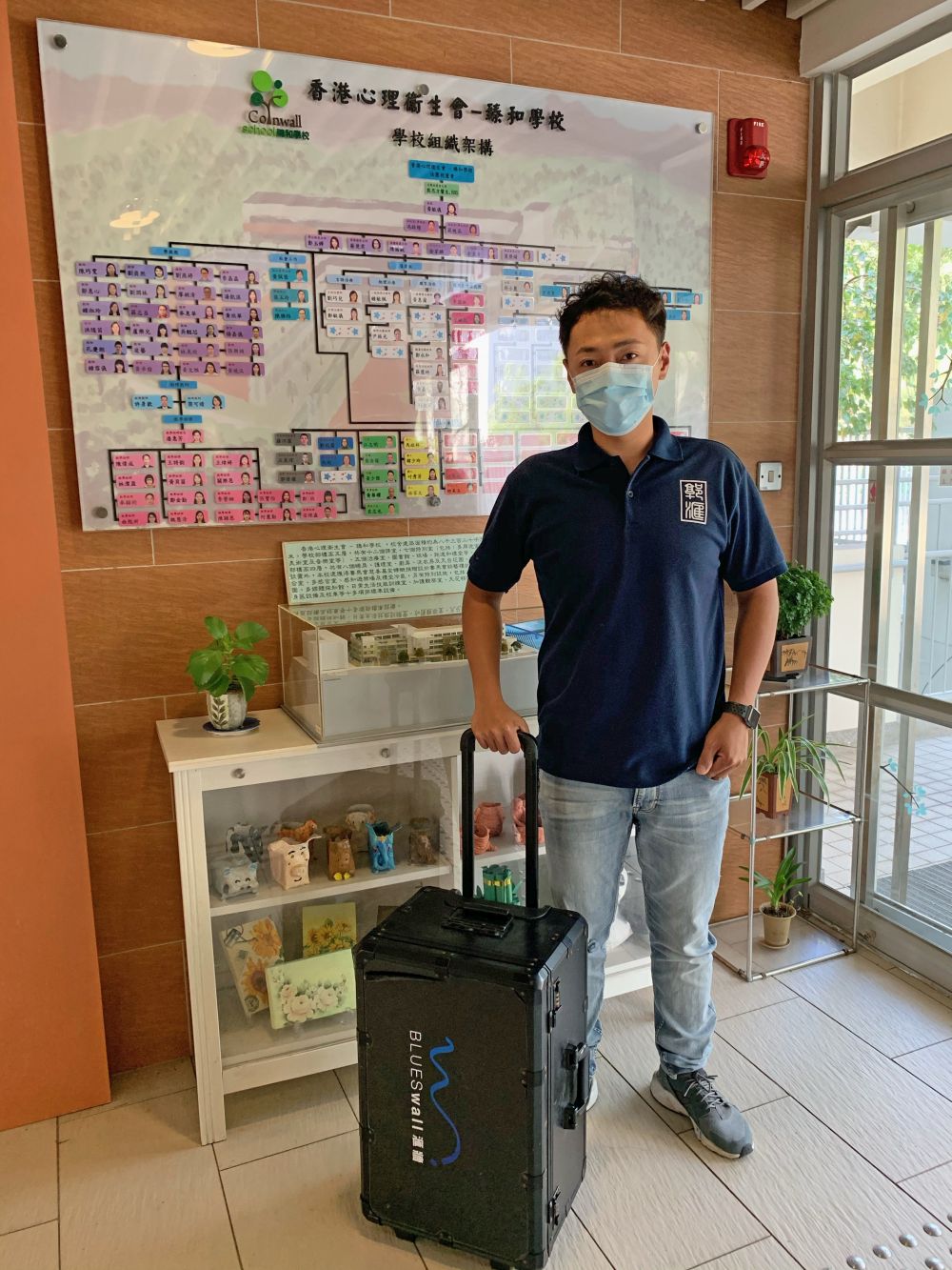 Will是裝修工程公司負責人，工作之外，還參與義工服務。圖中他為特殊學校配上他自己開發的工藝牆，牆身可作繪畫、塗鴉及易於打理，讓學生自由創作。