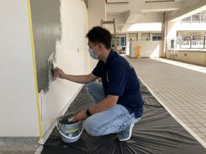 Will是裝修工程公司負責人，工作之外，還參與義工服務。圖中他為特殊學校配上他自己開發的工藝牆，牆身可作繪畫、塗鴉及易於打理，讓學生自由創作。