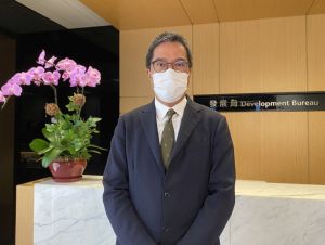 發展局局長黃偉綸表示，東涌東填海工程於2017年12月底展開，而首幅經填海而得的用地已於今年3月交付房屋署建屋，過程少於30個月。