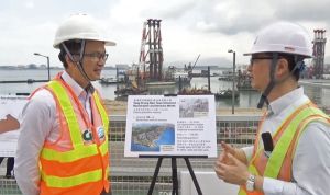 發展局副局長廖振新（左）去年曾到東涌視察，聽取可持續大嶼辦事處同事的簡報。