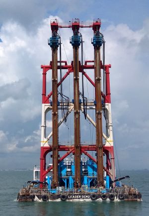 「深層水泥拌合法」是以「攪拌」方式將工程船上的水泥注入海泥層。每艘工程船可載水泥容量達到480噸。