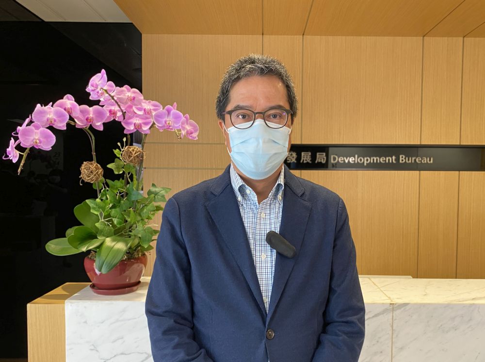 《施政報告》提出「躍動港島南」計劃，構思借鑑「起動九龍東」計劃的成功經驗。發展局局長黃偉綸說，「起動九龍東」計劃推行近十年，成功將九龍東舊工業區逐步轉型為充滿能量、活力與特色的新核心商業區。