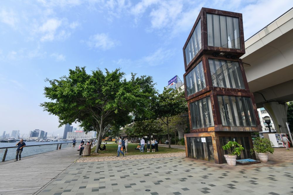 起動九龍東辦事處著重以優良的城市設計、重整土地用途及提升街道景觀去改善環境。圖示於2015年5月落成及開放供公眾使用的觀塘海濱花園。