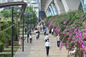 起動九龍東辦事處著重以優良的城市設計、重整土地用途及提升街道景觀去改善環境。圖示於2015年5月落成及開放供公眾使用的觀塘海濱花園。