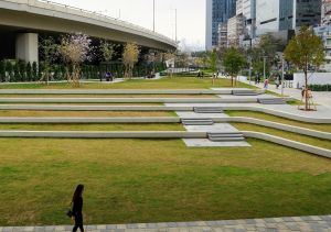 圖中的翠屏河花園為市民提供舒適的公共休憩空間。