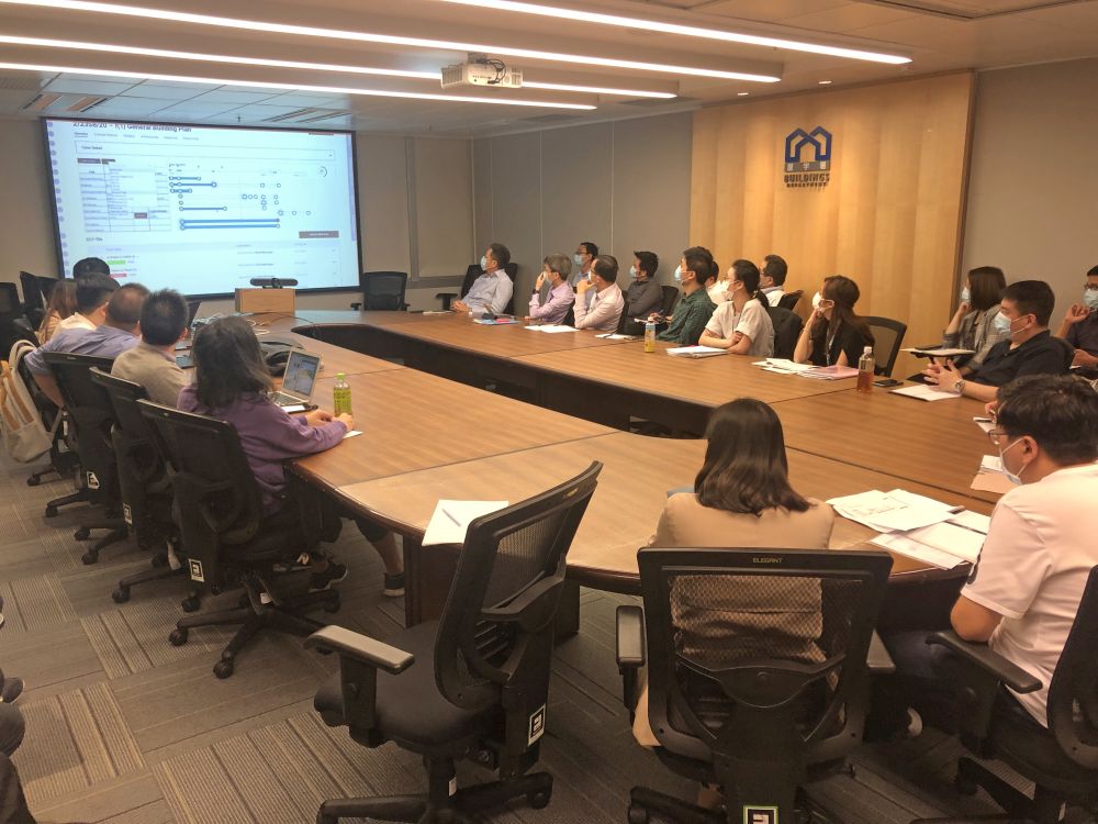 屋宇署正開發一套「電子資料呈交及處理系統」，接收和處理建築圖則和相關申請。圖示屋宇署向業界介紹這套新系統。