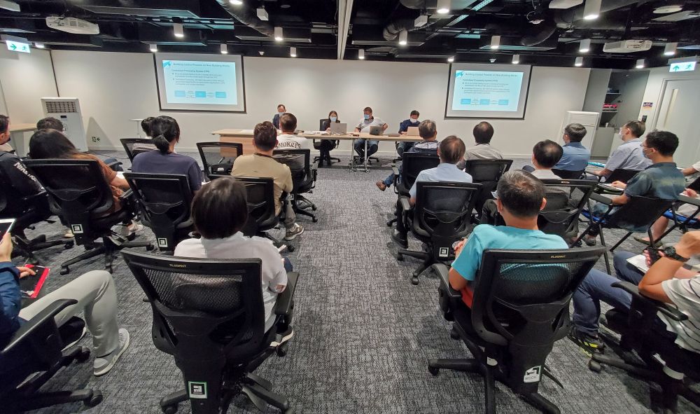 屋宇署正開發一套「電子資料呈交及處理系統」，接收和處理建築圖則和相關申請。圖示屋宇署向業界介紹這套新系統。