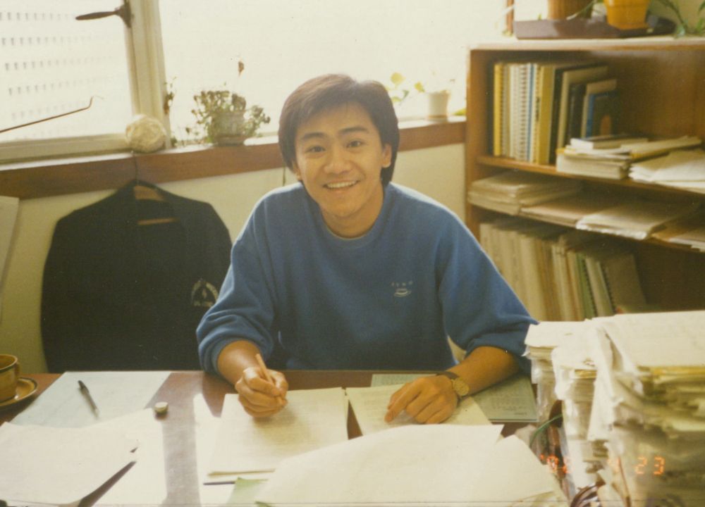 李啟榮於1985年5月加入政府任職助理城市規劃師，當時規劃署尚未成立，規劃師分散在不同的政府部門工作。其後，規劃署於1990年成立。