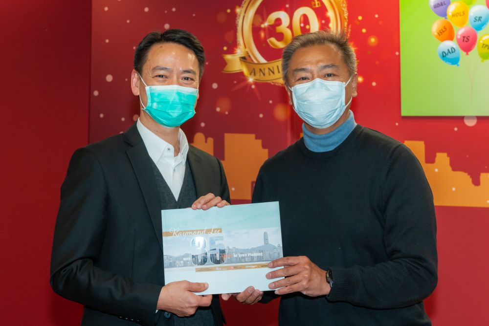 李啟榮（右）期待退休後展開另一階段生活的新體驗。左為新任規劃署署長鍾文傑。