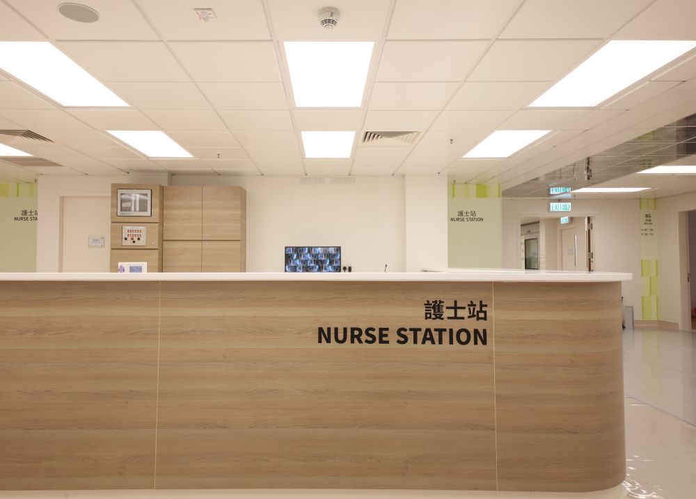 病房大樓每層有72張病床外，還設有兩個護士站，而護士站的配套設施和一般醫院無異。