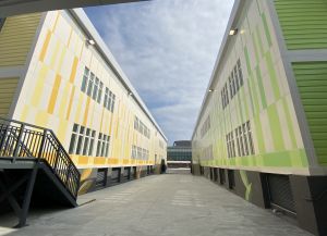 醫院外牆使用柔和的顏色，並加上圖案，希望紓緩病人的心情。
