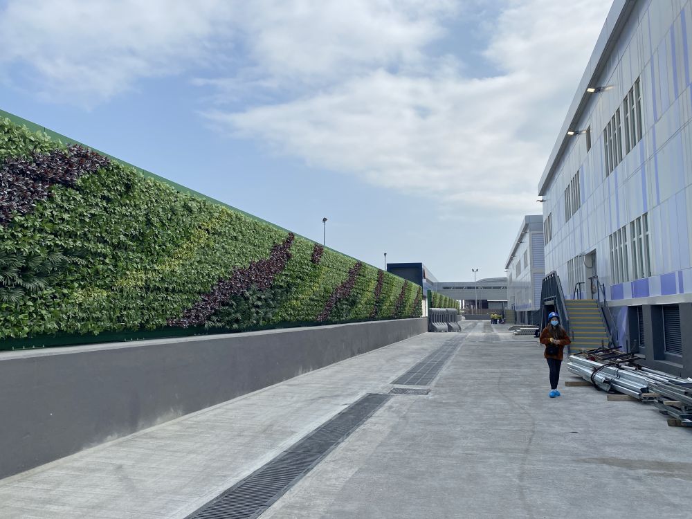 由於兩座病房大樓較接近港鐵路軌，建築團隊在大樓旁邊增設綠化隔音牆，以免病人受到噪音的影響。