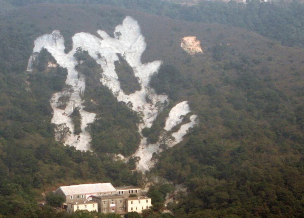 西大嶼山上羗山的天然山坡發生過多次山泥傾瀉，進行過緊急的鞏固工程，以致留下約 4 500平方米的噴漿面疤痕，工程團隊先要移除斜坡上的噴漿面。