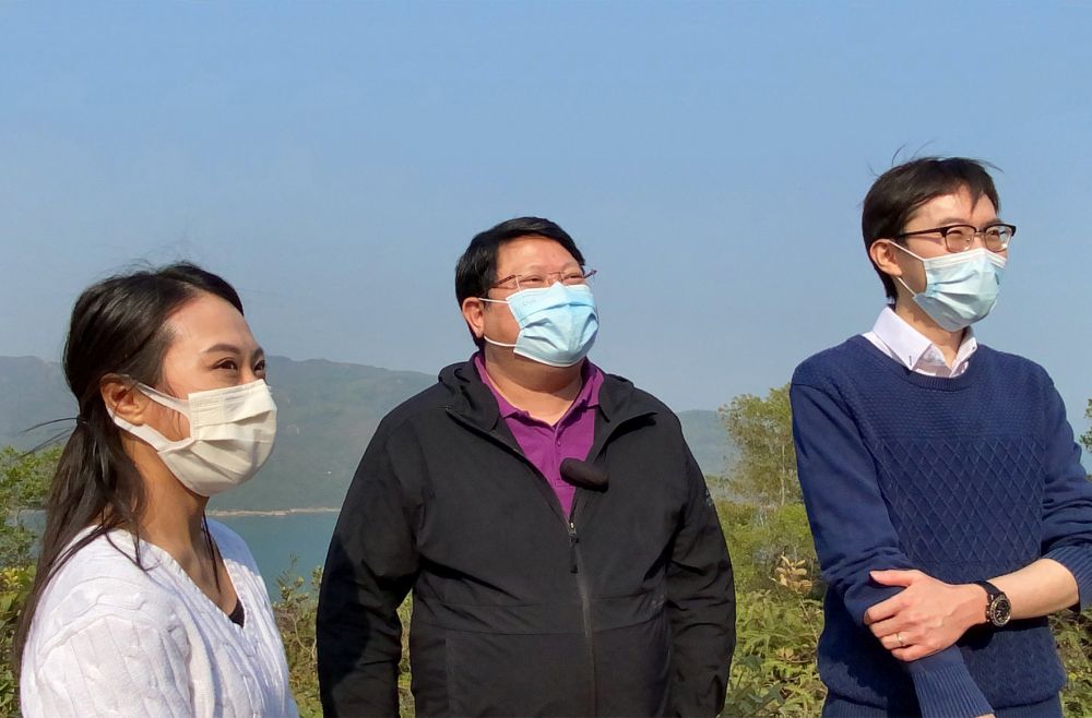 （左起）土木工程拓展署可持續大嶼辦事處工程師王芷蔚、大嶼山保育基金諮詢委員會主席梁美儀教授、土木工程拓展署可持續大嶼辦事處工程師林冠宏早前到大嶼山，介紹可持續大嶼辦事處推動的保育工作和大嶼山保育基金的內容。