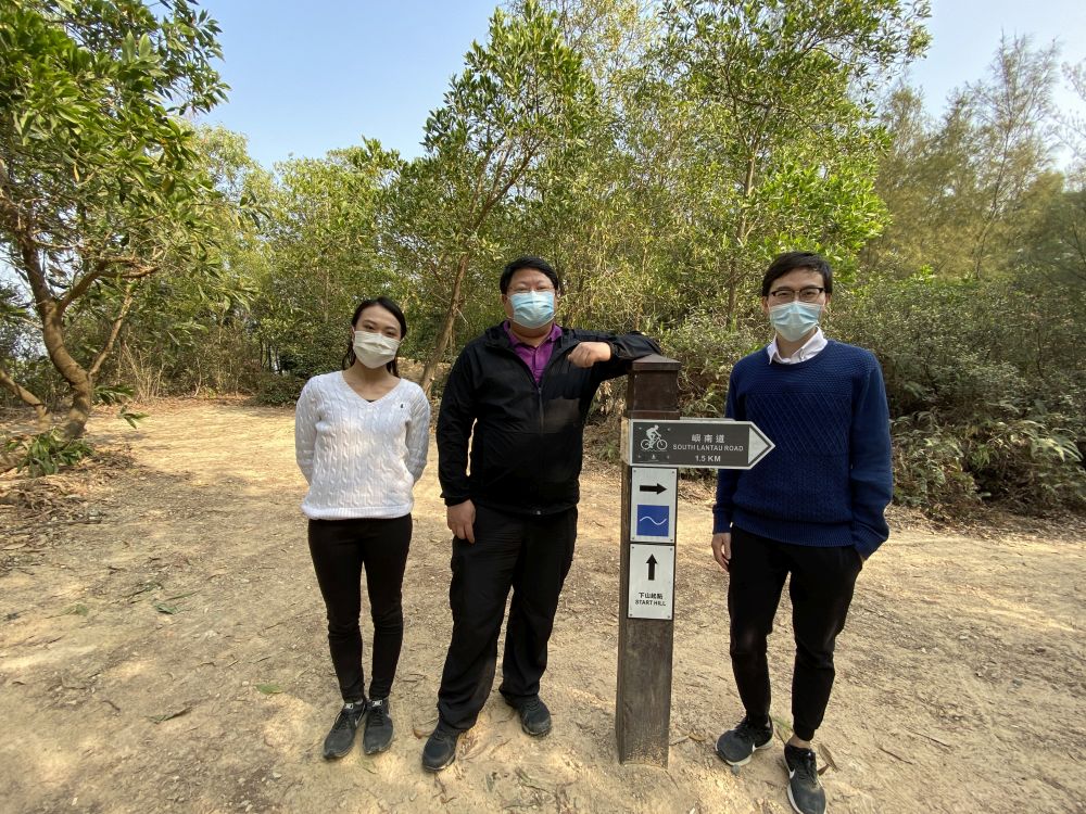 （左起）土木工程拓展署可持續大嶼辦事處工程師王芷蔚、大嶼山保育基金諮詢委員會主席梁美儀教授、土木工程拓展署可持續大嶼辦事處工程師林冠宏早前到大嶼山，介紹可持續大嶼辦事處推動的保育工作和大嶼山保育基金的內容。
