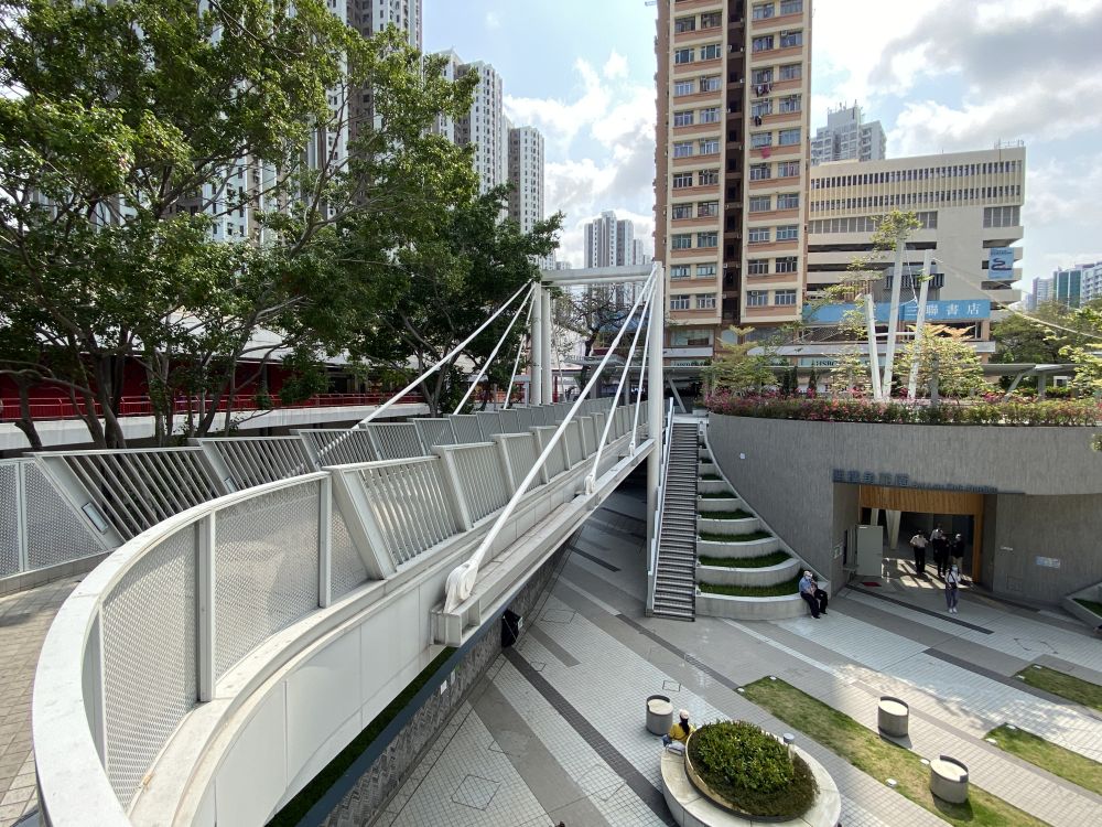 建築署在公園增設多條樓梯及一條行人吊橋，接駁區內現有行人天橋網絡，令公園四通八達。