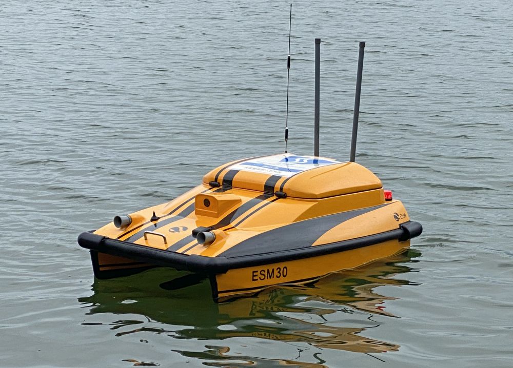 圖示在船灣淡水湖上的電動無人船。每艘無人船均配置了水質分析裝置、取樣裝置、衛星導航接收器等。
