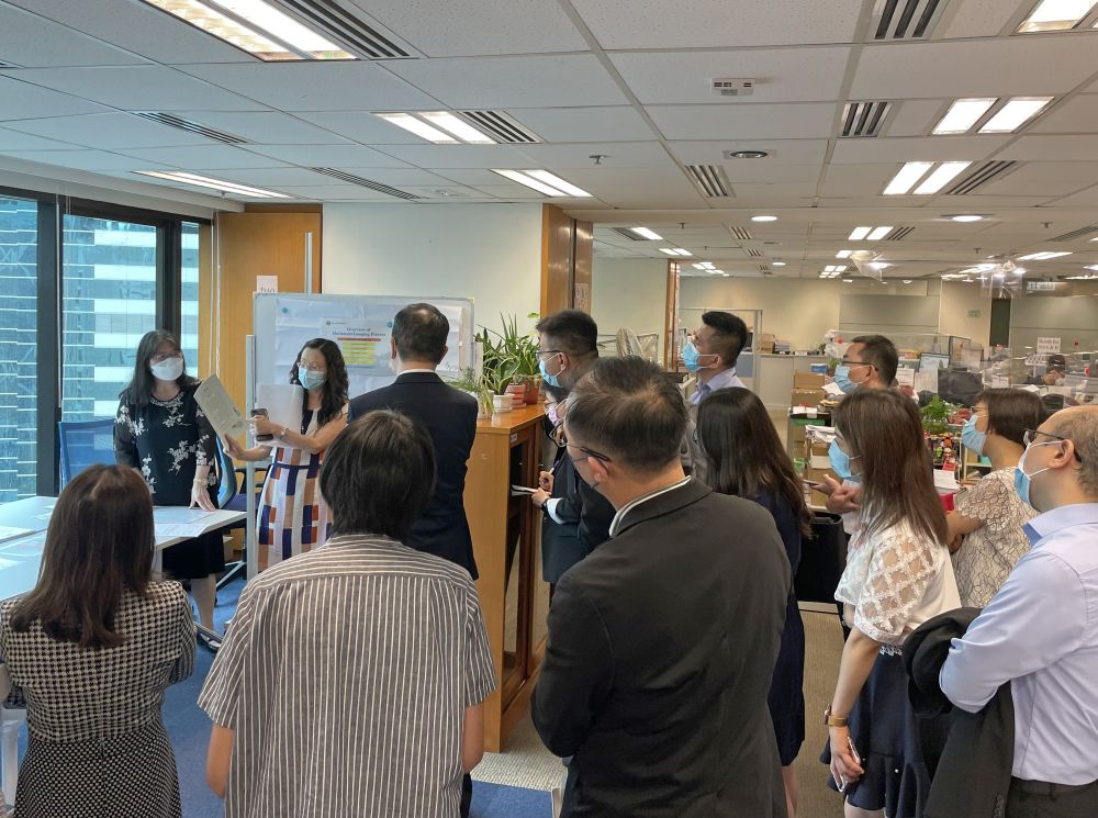 土地註册處日前安排香港司法機構人員參觀中央影像處理中心的先進設施，就提供優質的電子影像服務與他們交流和分享經驗。