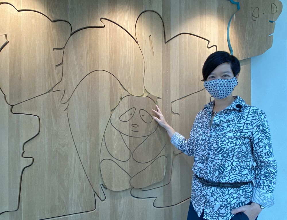 建築署署長何永賢表示，香港兒童醫院由內至外都加入許多動物圖案和裝飾，是一所「懂得說故事的醫院」。