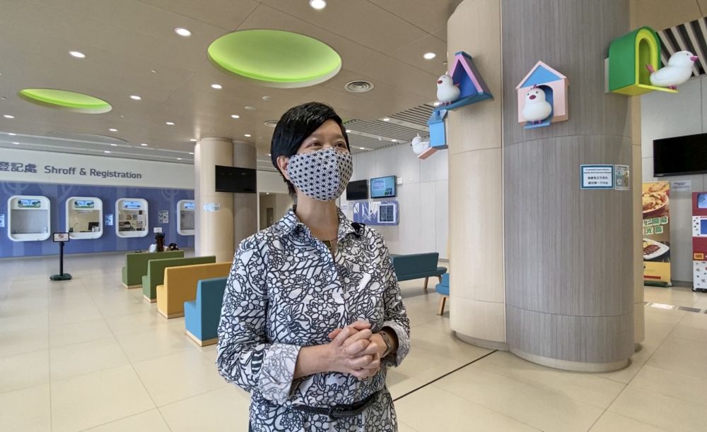 建築署署長何永賢表示，香港兒童醫院由內至外都加入許多動物圖案和裝飾，是一所「懂得說故事的醫院」。