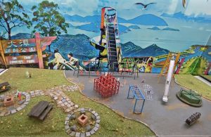 圖示展城館的「尋寶城市」模型，讓訪客欣賞到社區的建築物、昔日遊樂場的玩意等。