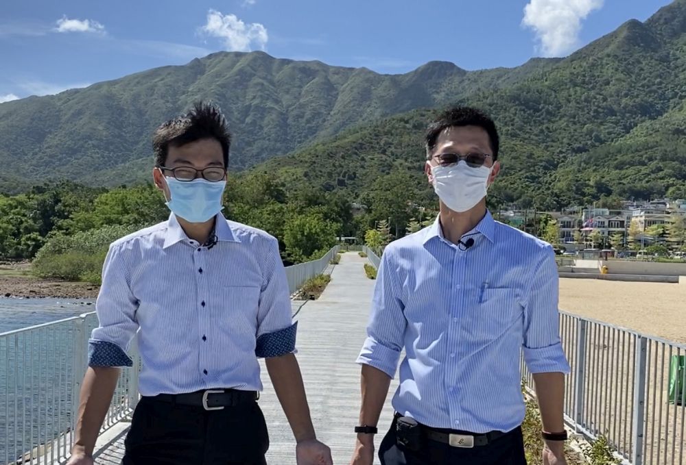 土木工程拓展署（土拓署）高級工程師林志權（右）和工程師陳錦輝（左）表示，土拓署以「先保育，後建造」為原則規劃和設計龍尾泳灘。工程包括長200米的泳灘、護沙堤、瞭望塔、公眾停車場及96個單車停泊位。