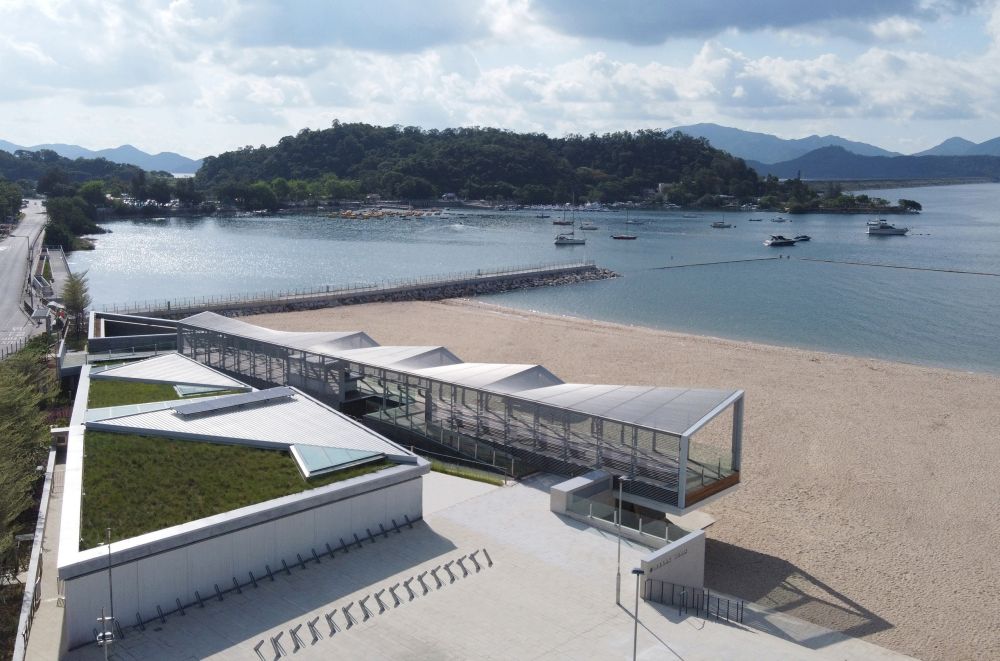 觀景台頂部以鋁管交織成波浪形態，遠看就像波光粼粼的海浪。