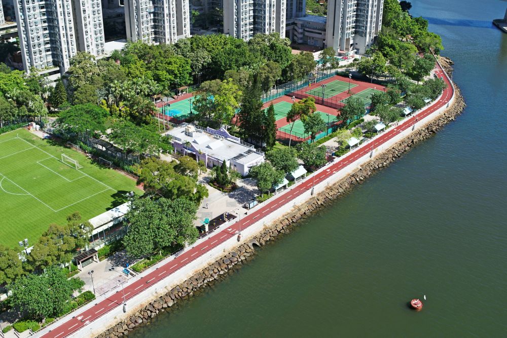 荃灣海濱段新單車徑沿荃灣海濱公園至灣景花園對出的海旁興建，長約2.3公里，給市民多一個消閒、康樂的選擇。