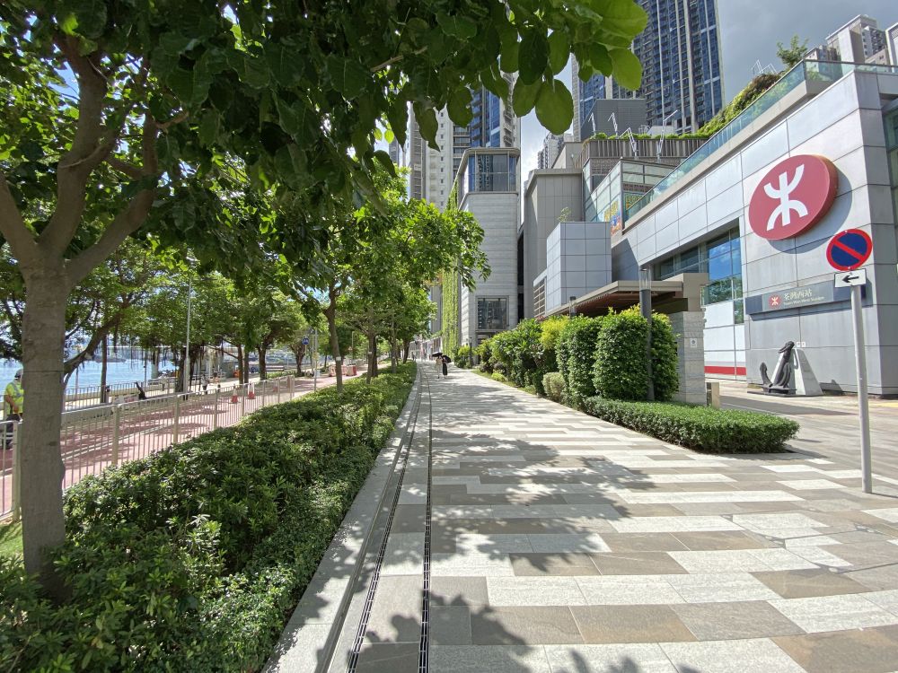 單車徑毗鄰港鐵荃灣西站及荃灣西公共運輸交匯處，方便區外居民到訪單車徑。