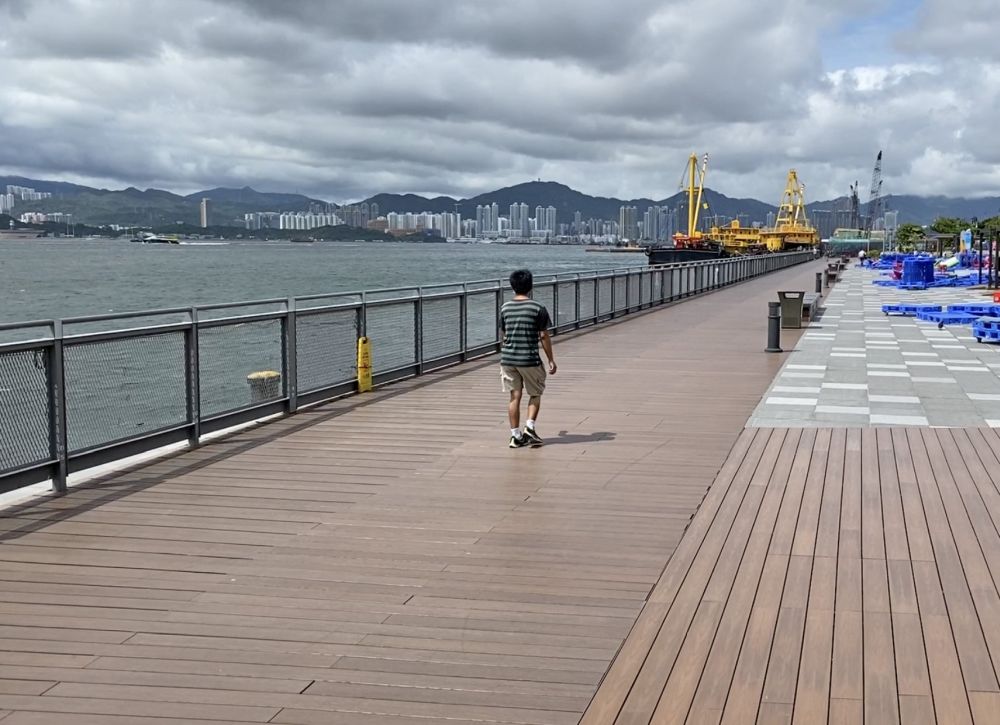 卑路乍灣海濱休憩用地現已全面24小時開放，為市民提供可飽覽維港西面和夕陽海景的消閒空間。