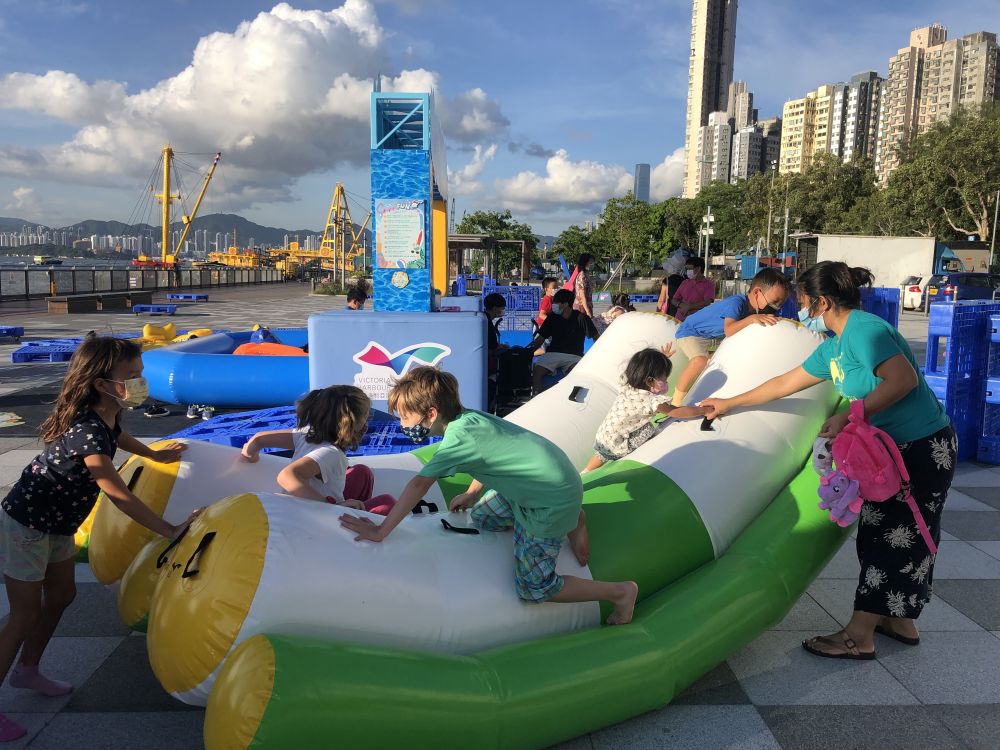 趁着暑假，海濱事務委員會在卑路乍灣海濱休憩用地增設以夏日為主題的裝置，如水床、充氣搖搖板、把滑浪板改裝成滑浪車等。