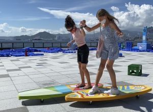 趁着暑假，海濱事務委員會在卑路乍灣海濱休憩用地增設以夏日為主題的裝置，如水床、充氣搖搖板、把滑浪板改裝成滑浪車等。