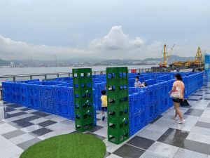 卑路乍灣海濱休憩用地其中一個特色，是大部分設施和裝置是可移動的，如運貨用的卡板，讓市民按喜好使用。有小朋友以卡板搭建迷宮（見圖），創意超出想象。