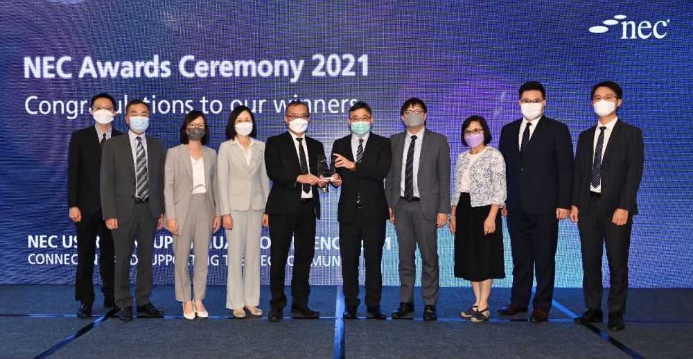 發展局早前獲頒「新工程合約」獎項。圖示發展局常任秘書長（工務）林世雄（右五）、發展局副秘書長（工務）周紹喜（左五）及獲得「年度機構大獎」的發展局團隊於頒獎禮上合照。