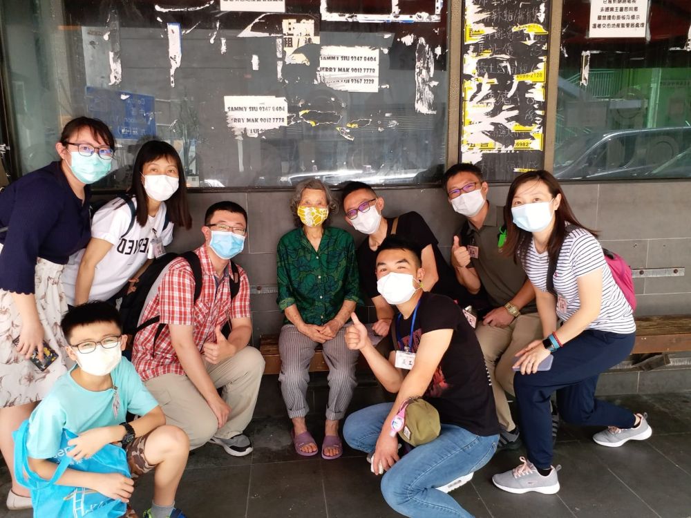 Leo（右三）在餘暇積極參與義工、音樂表演等，希望與市民多交流，提升建造業前線人員的形象，吸引更多年輕人入行。