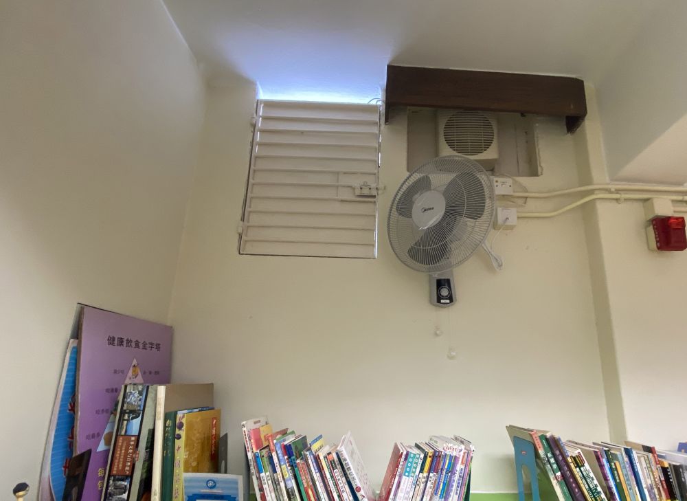 校舍興建時地庫設有兩個防空洞，各有氣閘，亦可作逃生出口之用；現已用作圖書館和活動室。