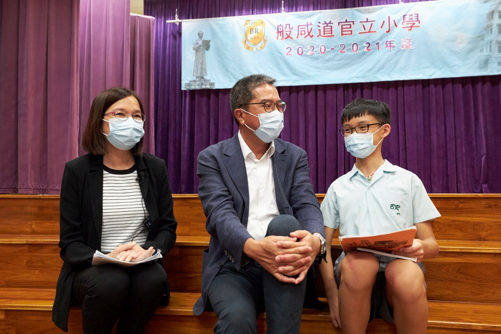 般咸道官立小學校長萬麗英（左）說，校方特意在校本課程中加入歷史建築元素，加強學生的保育意識。該校小六畢業生袁叡澧（右）分享，參與專題研習加深了他對保育歷史建築的認識，以及對學校歷史及建築特色的了解。