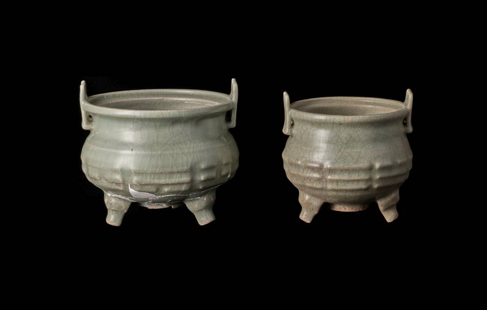 「聖山遺粹」展覽展出的文物以宋元時期陶瓷器為主。圖示一對浙江龍泉窰八卦紋青瓷香爐。
