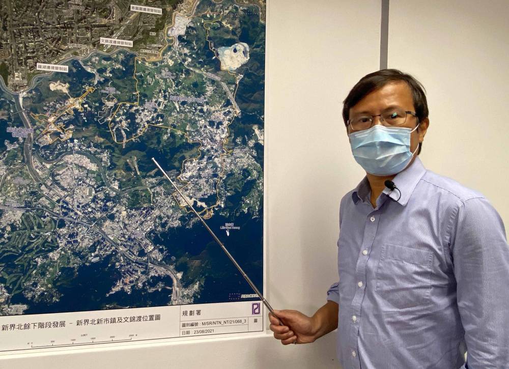 規劃署總城市規劃師周日昌表示，新界北新市鎮位於上水、粉嶺東北面，約1 100公頃，最少可容納約20萬人口，提供約13萬個職位，並有潛力發展科研、現代物流、倉儲及其他新興行業。